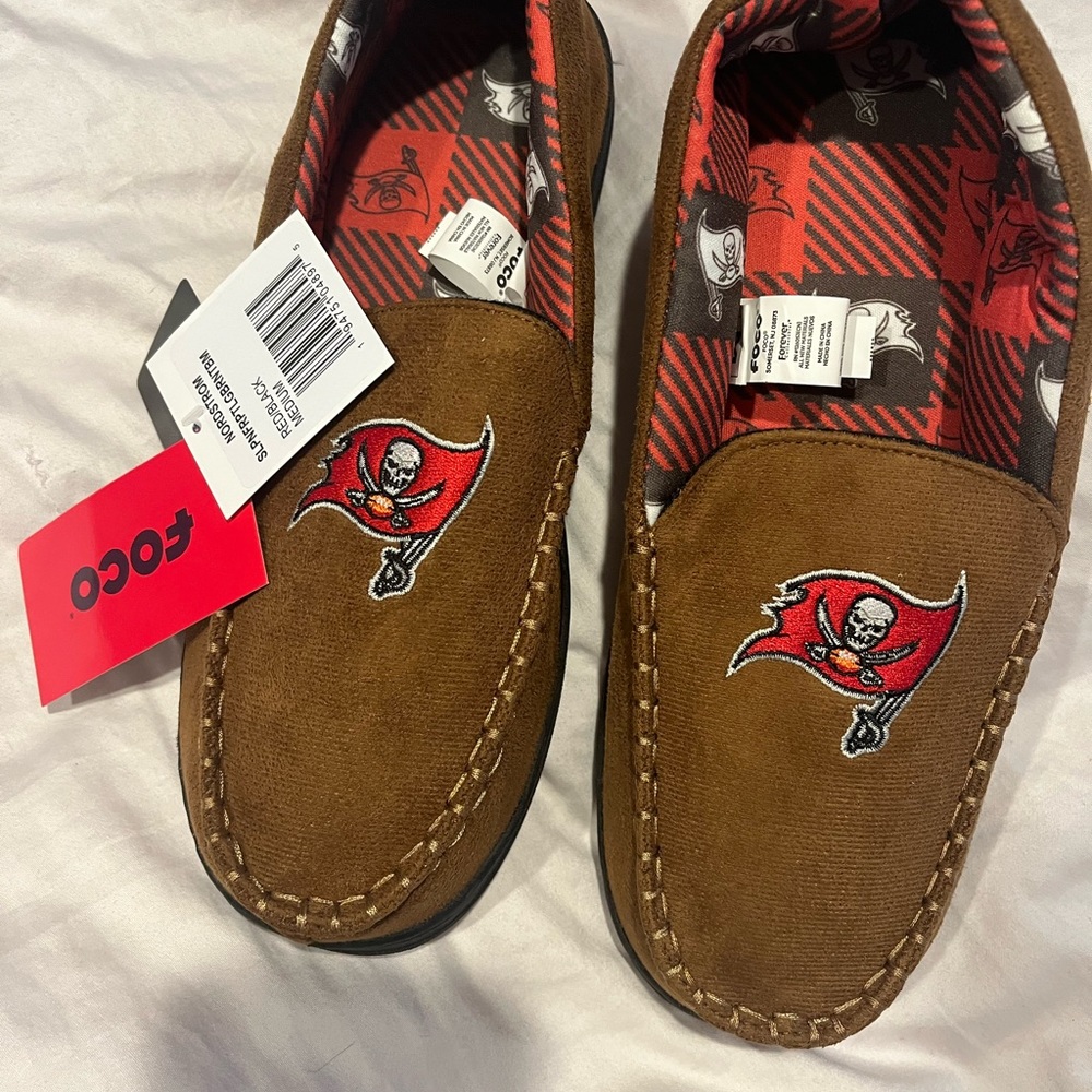 Mens Tampa Bay Buccaneers slippers 9-10 M